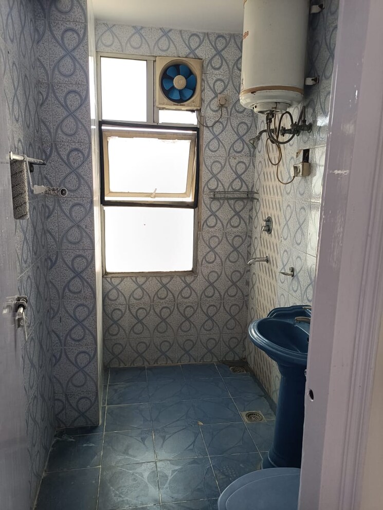 Bathroom, dlf-silver-oaks 2 Bedroom 1150 Sq.Ft. Apartment In Sector 26 Gurgaon 9134553