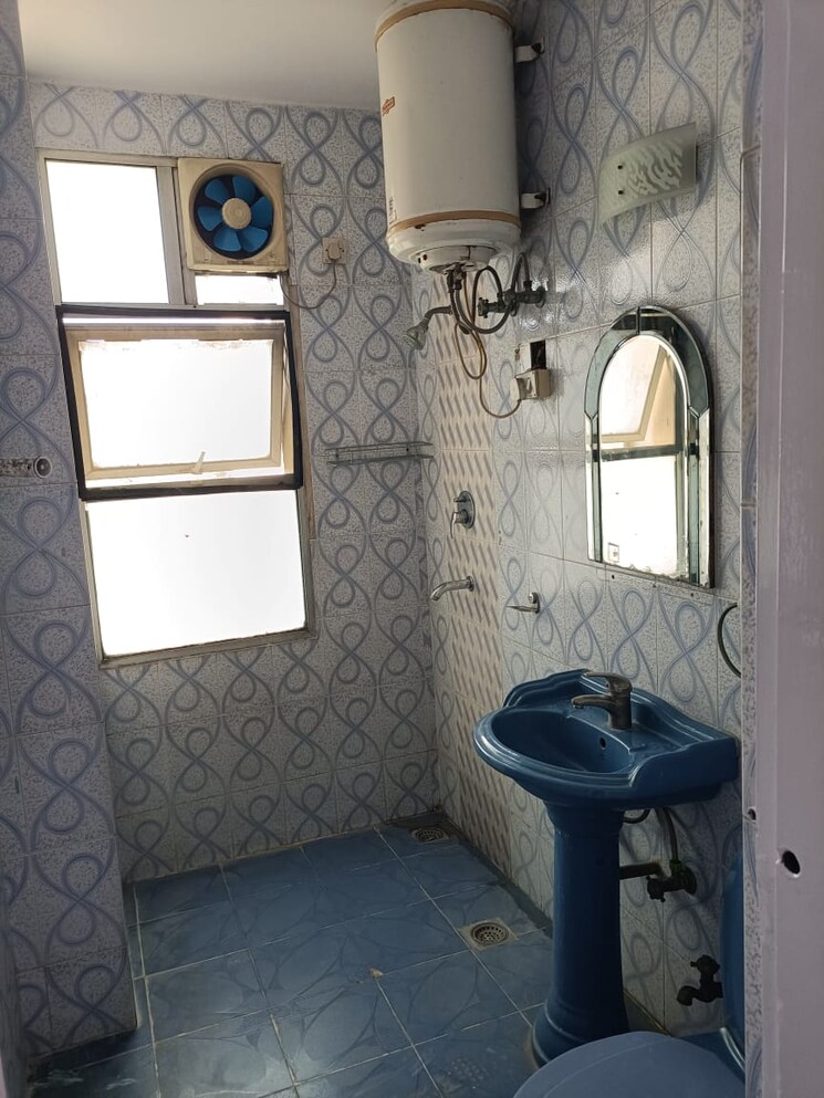 Bathroom, dlf-silver-oaks 2 Bedroom 1150 Sq.Ft. Apartment In Sector 26 Gurgaon 9134553