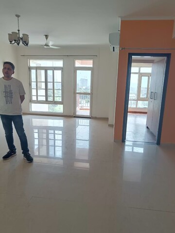Room in 3 BHK Apartment at Jaypee Greens Pavilion Heights 1, Sector 128 – for Rent