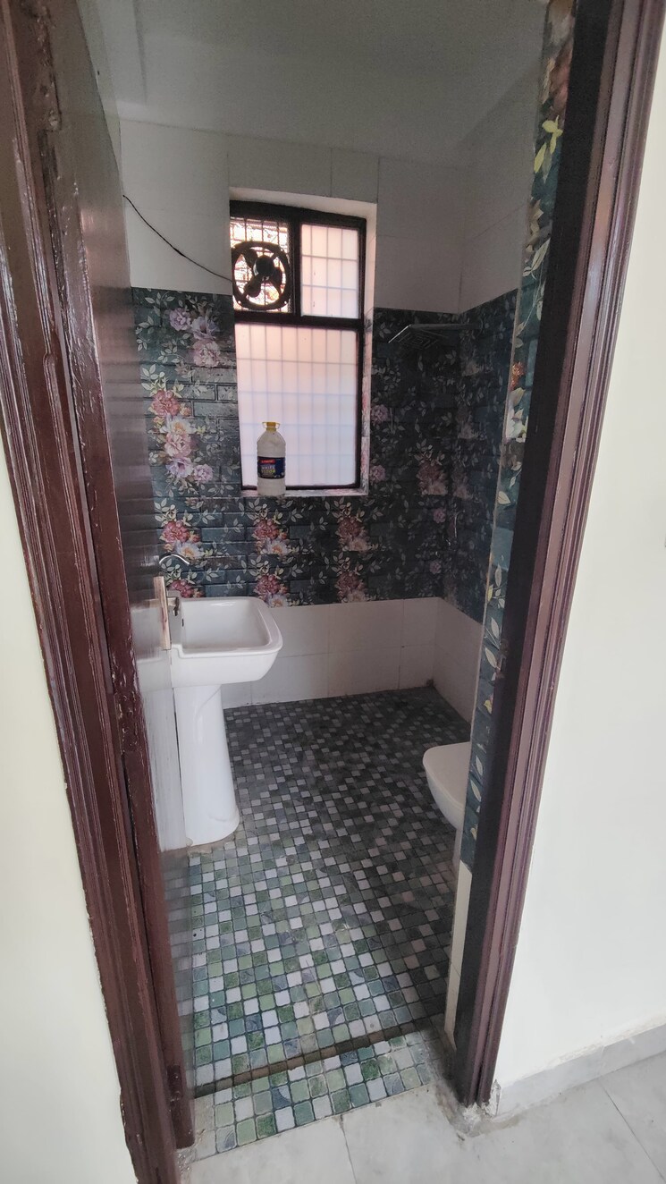 Bathroom, green fields colony 3 Bedroom 1800 Sq.Ft. Builder Floor In Green Fields Colony Faridabad 9134670