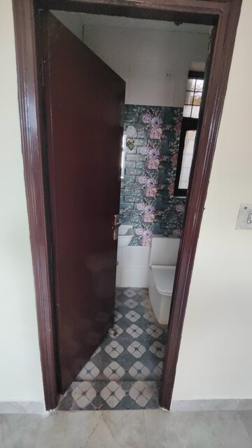 Building Lobby in 3 BHK Builder Floor at Green Fields Colony – for Rent