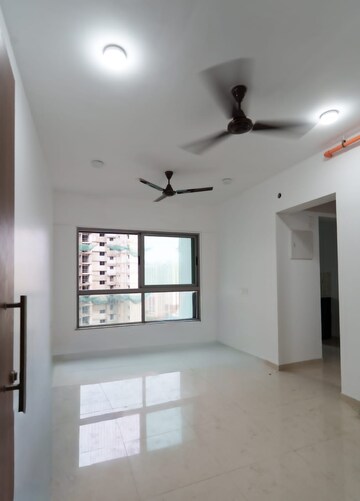 Room in 2 BHK Apartment at Sheth Avalon, Laxmi Nagar – for Rent