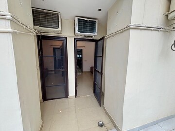 Building Lobby in 3.5 BHK Villa at Unitech Nirvana Country Aspen Greens, Sector 50 – for Sale