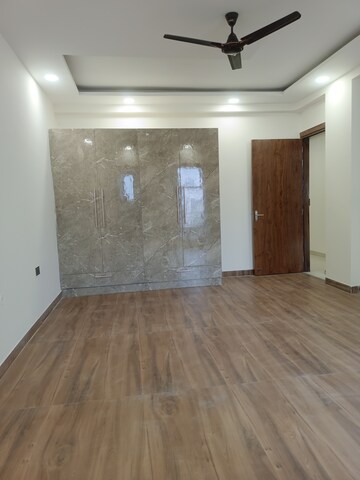 Room in 5 BHK Builder Floor at Green Fields Colony – for Rent