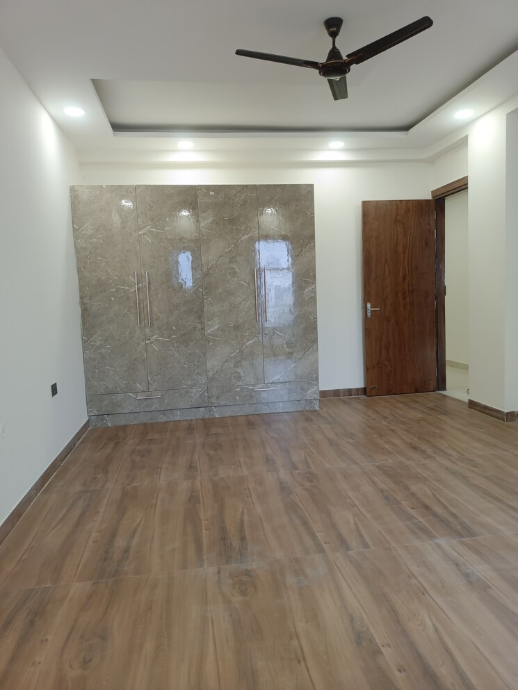 Room, green fields colony 5 Bedroom 600 Sq.Yd. Builder Floor In Green Fields Colony Faridabad 9134819