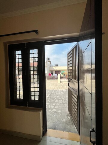 Building Lobby in 1 BHK Builder Floor at Sector 40 – for Rent