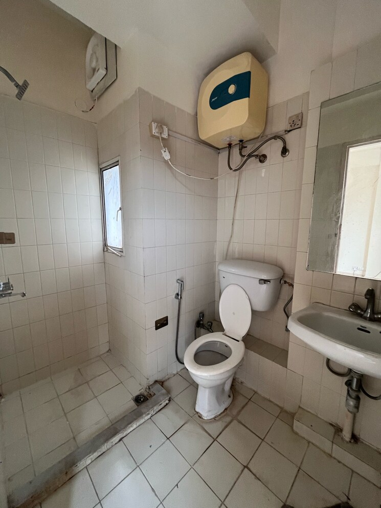 Bathroom, dlf-the-carlton-estate 3 Bedroom 1343 Sq.Ft. Apartment In Sector 53 Gurgaon 9134979