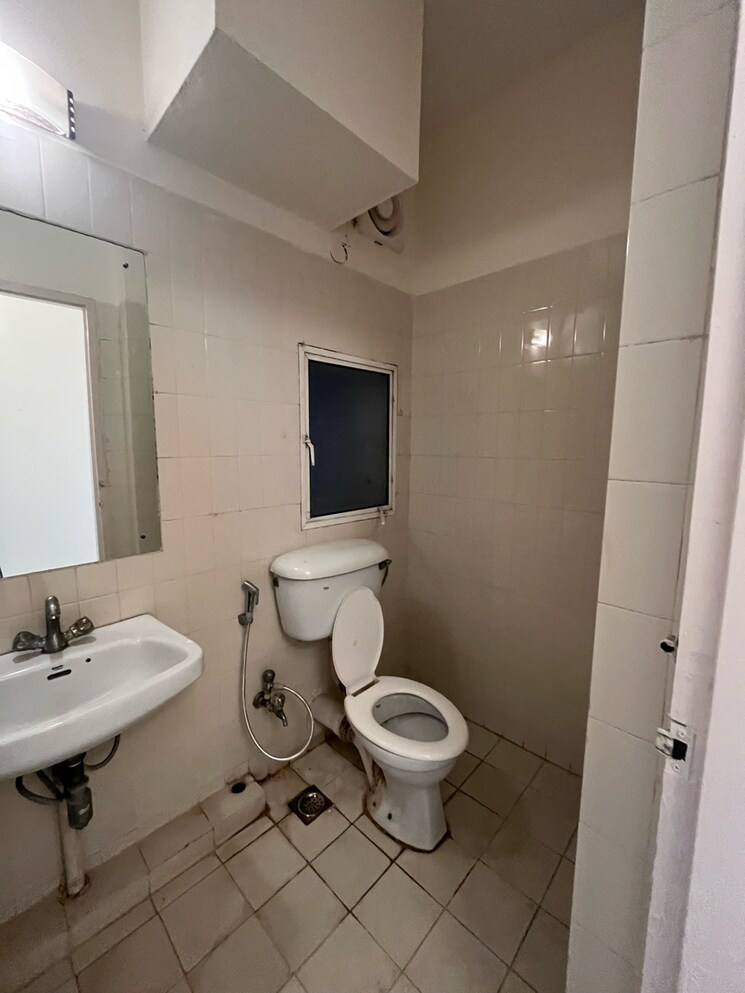 Bathroom, dlf-the-carlton-estate 3 Bedroom 1343 Sq.Ft. Apartment In Sector 53 Gurgaon 9134979