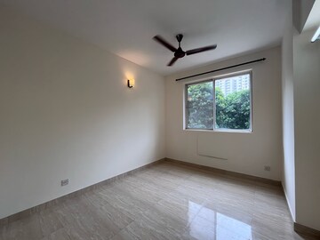Room in 3 BHK Apartment at DLF The Carlton Estate, Sector 53 – for Rent