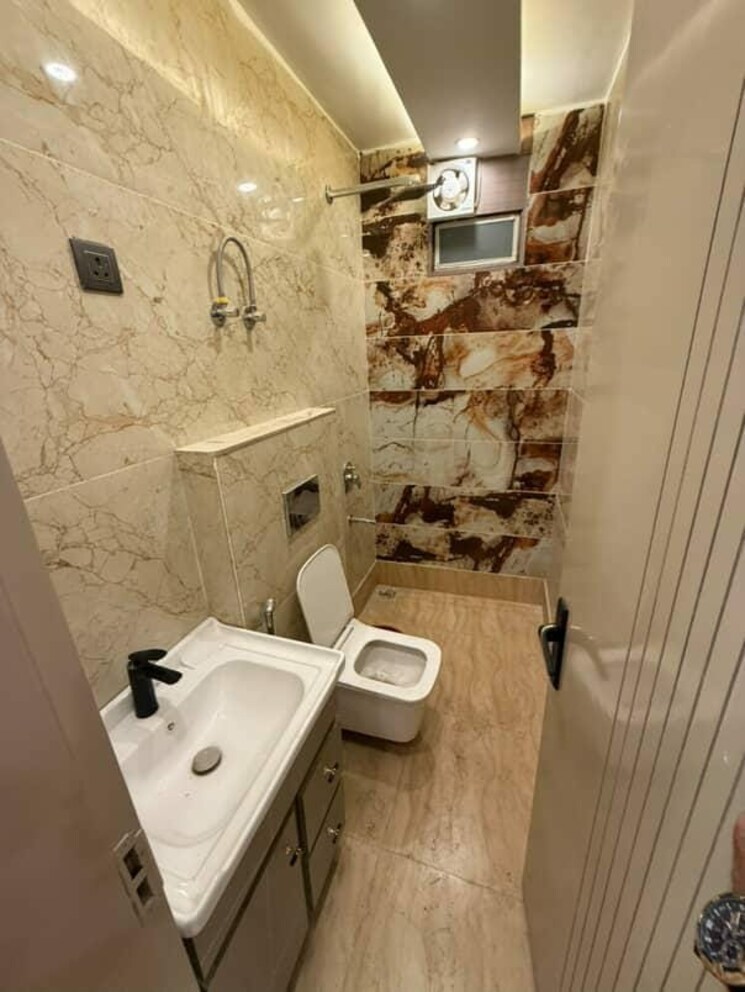 Bathroom, ramesh nagar 2.5 Bedroom 1000 Sq.Ft. Builder Floor In Ramesh Nagar Delhi 9135023