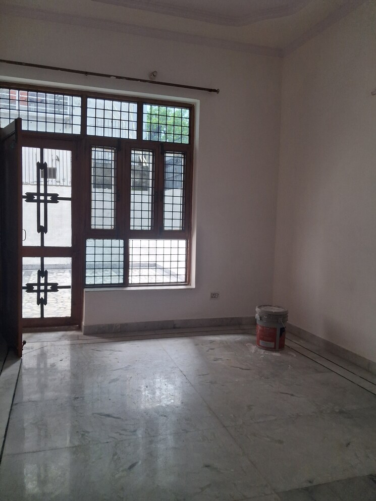 Room, sector 28 3.5 Bedroom 2250 Sq.Ft. Independent House In Sector 28 Faridabad 9135045