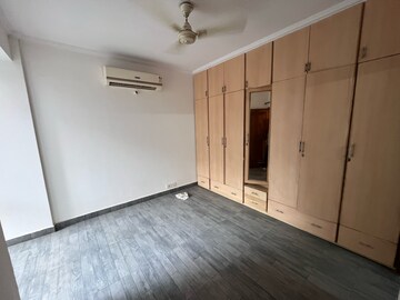 Room in 4 BHK Apartment at DLF The Carlton Estate, Sector 53 – for Rent