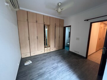 Room in 4 BHK Apartment at DLF The Carlton Estate, Sector 53 – for Rent