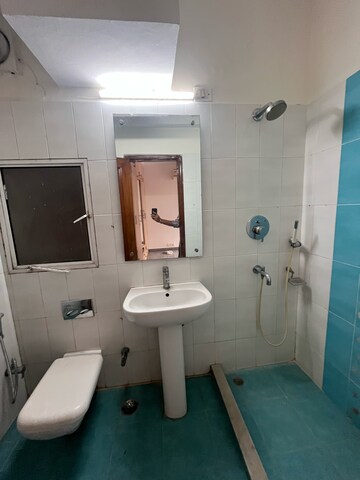 Team Area in 4 BHK Apartment at DLF The Carlton Estate, Sector 53 – for Rent