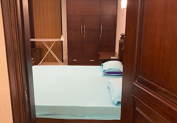 Room in Studio Apartment at Panchsheel Park – for Rent