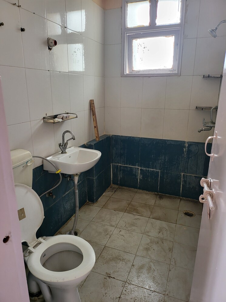 Bathroom, srs-residency 2 Bedroom 906 Sq.Ft. Apartment In Sector 88 Faridabad 9135158