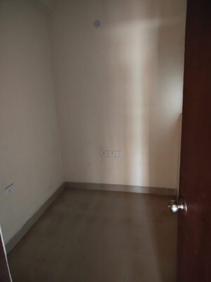 Room in 3 BHK Apartment at Amrapali Golf Homes, Sector 4 Greater Noida – for Sale
