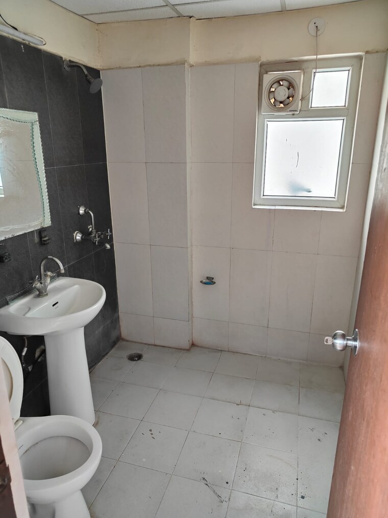 Bathroom, amrapali-golf-homes 3 Bedroom 1115 Sq.Ft. Apartment In Sector 4 Greater Noida Greater Noida 9135249