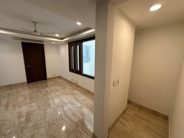 Room in 4 BHK Builder Floor at Panchsheel Park – for Rent