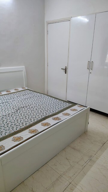 Bedroom in 3.5 BHK Builder Floor at Rwa Jalvayu Vihar Noida, Sector 25 – for Rent