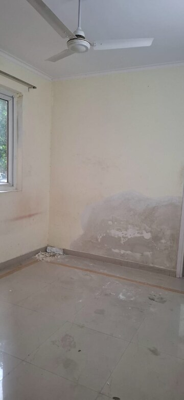 Room in 3 BHK Apartment at Orchid Petals, Sector 49 – for Rent