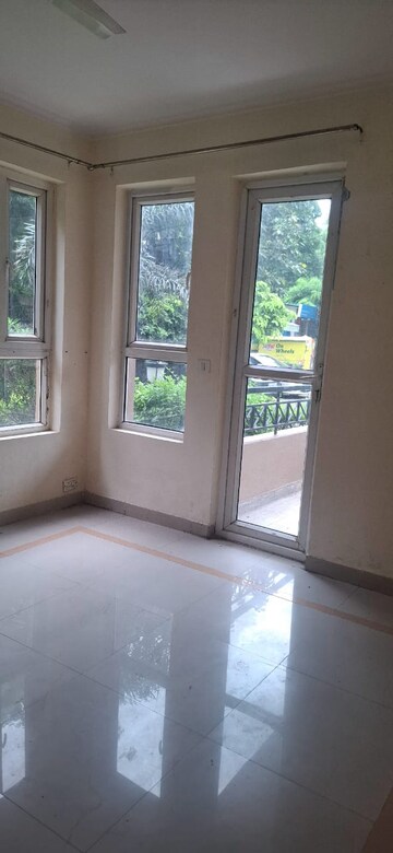 Room in 3 BHK Apartment at Orchid Petals, Sector 49 – for Rent