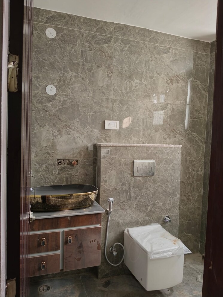 Bathroom, sector 45 3 Bedroom 2250 Sq.Ft. Builder Floor In Sector 45 Faridabad 9135568