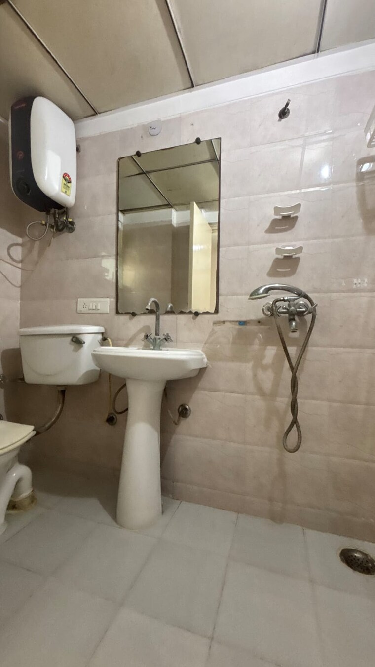 Bathroom, gaur-city-2-16th-avenue 3 Bedroom 873 Sq.Ft. Apartment In Sector 16c Greater Noida Greater Noida 9135599