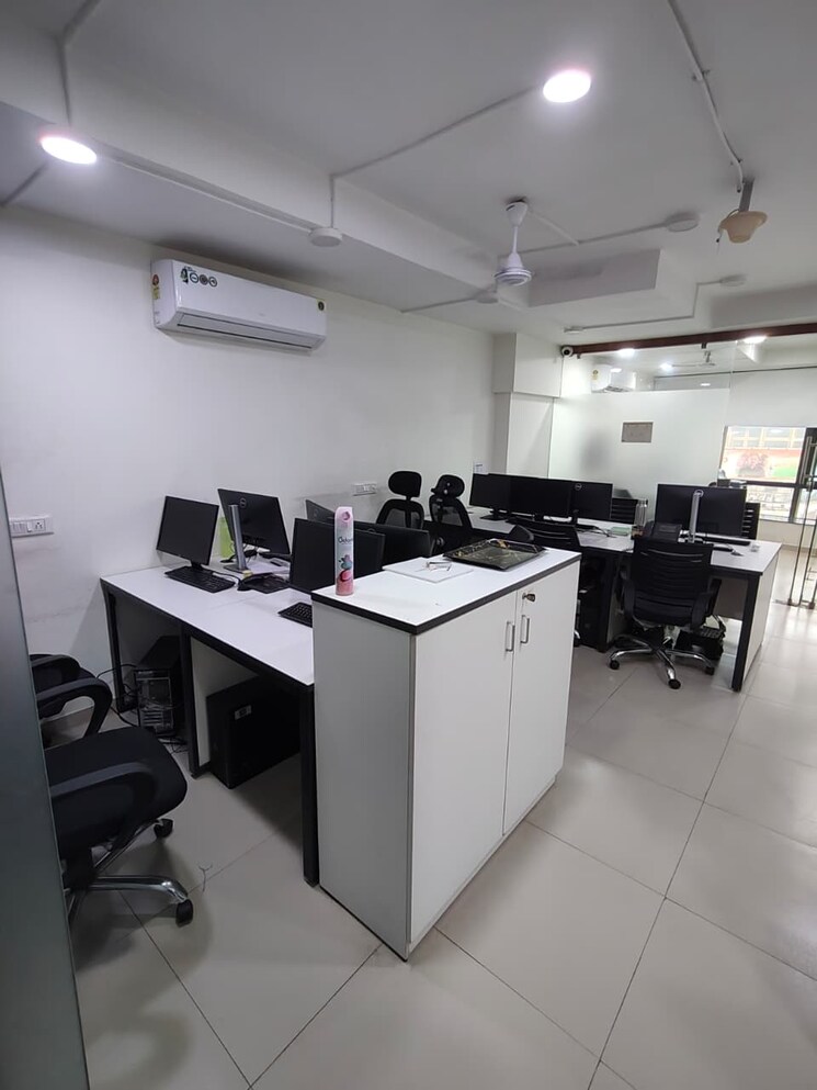 Team Area, shivalik-shilp Commercial Office Space 986 Sq.Ft. In Sanidhya Ahmedabad 9135593