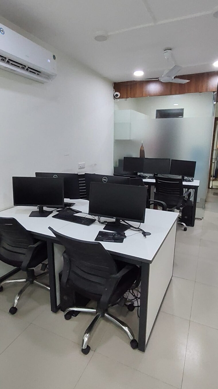 Team Area, shivalik-shilp Commercial Office Space 986 Sq.Ft. In Sanidhya Ahmedabad 9135593