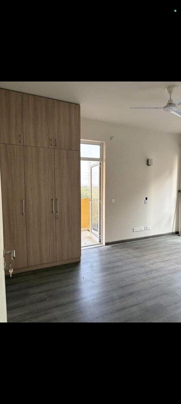 Room in 2.5 BHK Apartment at Ireo The Corridors, Sector 67a – for Rent