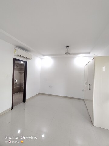 Room in 5 BHK Apartment at DSR W, Kondapur – for Rent