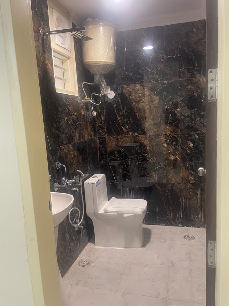 Bathroom, chattarpur 2 Bedroom 900 Sq.Ft. Builder Floor In Chattarpur Delhi 9135702