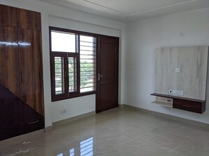 Room in 4 BHK Apartment at The New Greenwood, Sector 52 – for Sale