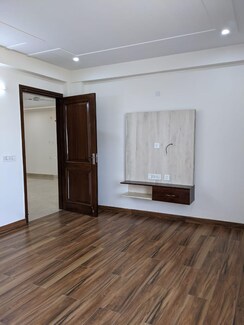 4 BHK + Servant Room Apartment For Sale in The New Greenwood