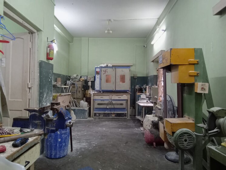  Parking, new alipore Commercial Office Space 2100 Sq.Ft. In New Alipore Kolkata 9133401