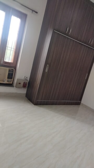 Room in 3 BHK Apartment at Krishna Homes Gurgaon, Sector 14 – for Rent