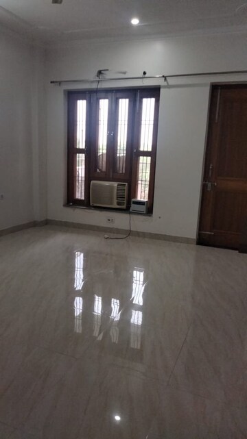 Room in 3 BHK Apartment at Krishna Homes Gurgaon, Sector 14 – for Rent
