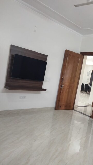 Room in 3 BHK Apartment at Krishna Homes Gurgaon, Sector 14 – for Rent