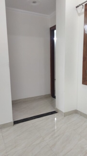 Room in 3 BHK Apartment at Krishna Homes Gurgaon, Sector 14 – for Rent