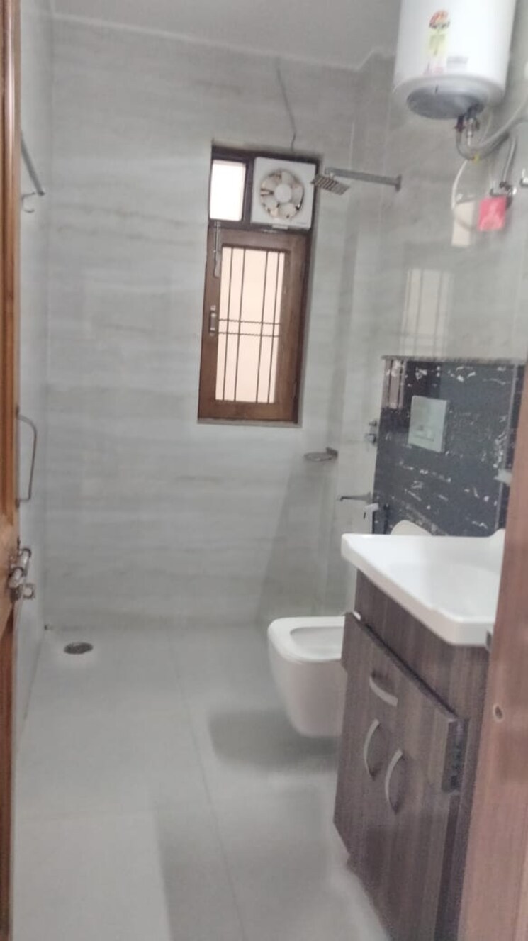 Bathroom, krishna-homes-gurgaon 3 Bedroom 1500 Sq.Ft. Apartment In Sector 14 Gurgaon 9135795