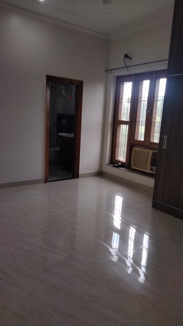 Room in 3 BHK Apartment at Krishna Homes Gurgaon, Sector 14 – for Rent