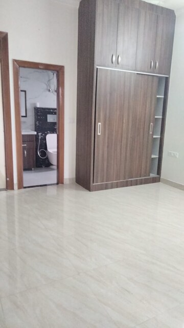 Room in 3 BHK Apartment at Krishna Homes Gurgaon, Sector 14 – for Rent