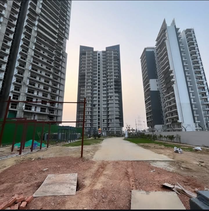 3 BHK + Pooja Room,Servant Room Apartment For Sale in Godrej Meridien