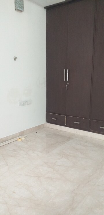 Room in 3 BHK Builder Floor at Veera Safdarjung Enclave, Safdarjung Enclave – for Rent