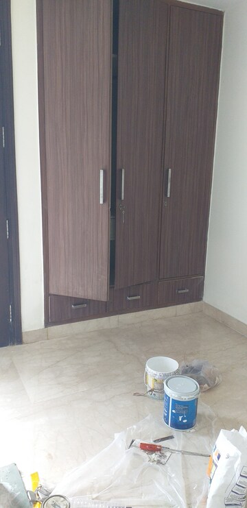 Room in 3 BHK Builder Floor at Veera Safdarjung Enclave, Safdarjung Enclave – for Rent