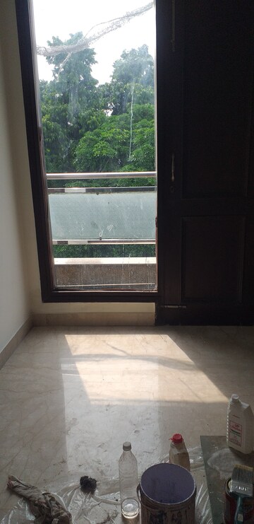 Room in 3 BHK Builder Floor at Veera Safdarjung Enclave, Safdarjung Enclave – for Rent