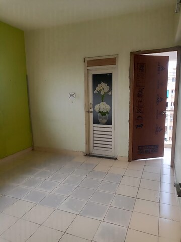 Room in 2 BHK Apartment at Shrachi Greenwood Elements, Rajarhat New Town – for Sale