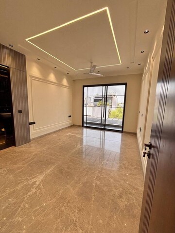 Room in 3 BHK Builder Floor at Palam Vihar – for Rent
