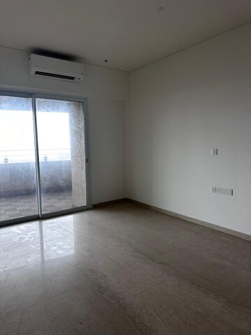 Room in 3 BHK Apartment at Lokhandwala Minerva Mahalaxmi, Mahalaxmi – for Rent